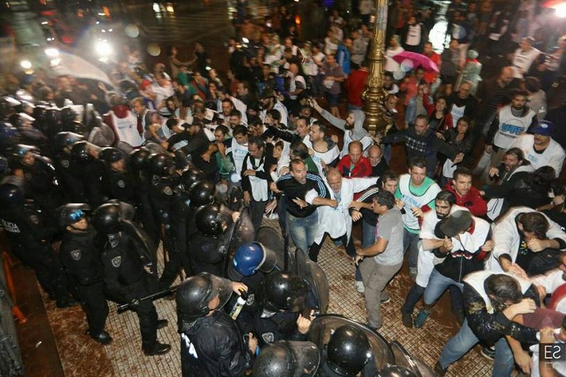 ATE Tierra del Fuego repudia enérgicamente la represión a los Docentes frente al Congreso Nacional.