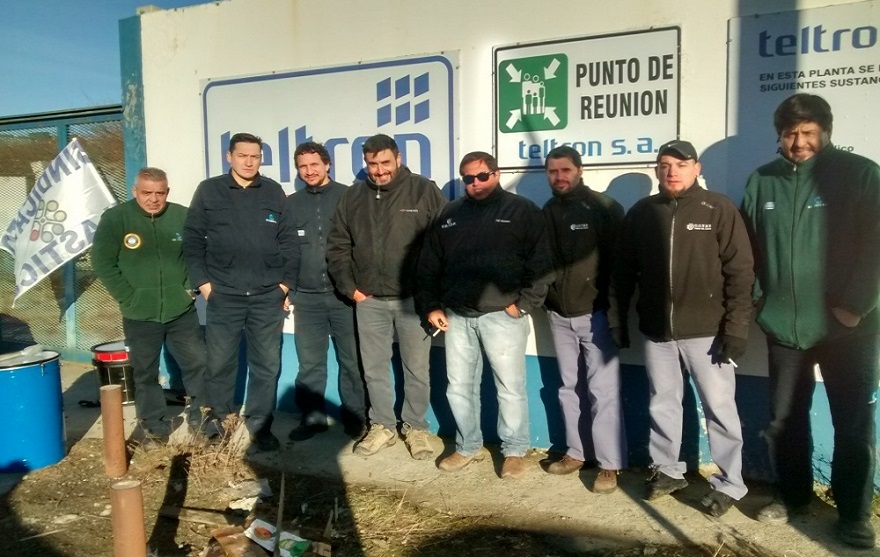 Trabajadores de la empresa Teltron se manifestaron porque dicen que los obligan a ser monotributistas. 