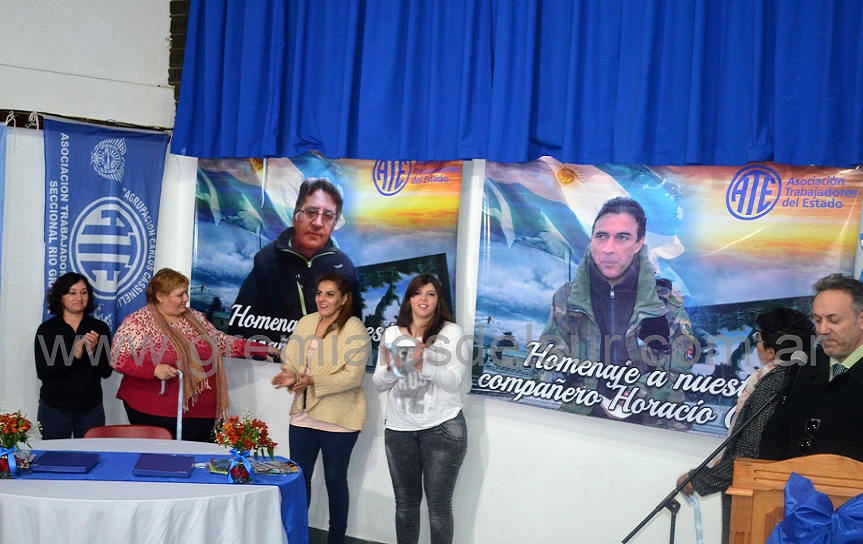 Militantes de ATE descubrieron dos banners en homenaje a Horacio Chávez y Juan Vera.