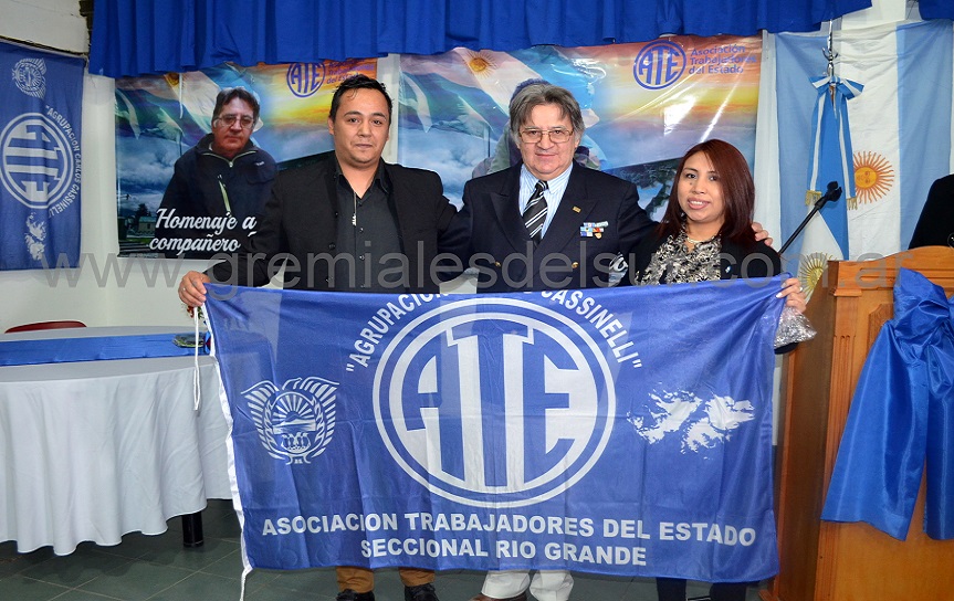 ATE entregó una bandera a Juan Vera.