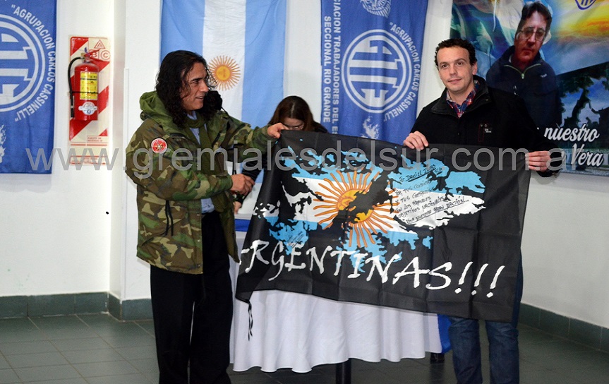 Horacio Chávez entregó una bandera de Malvinas a ATE.
