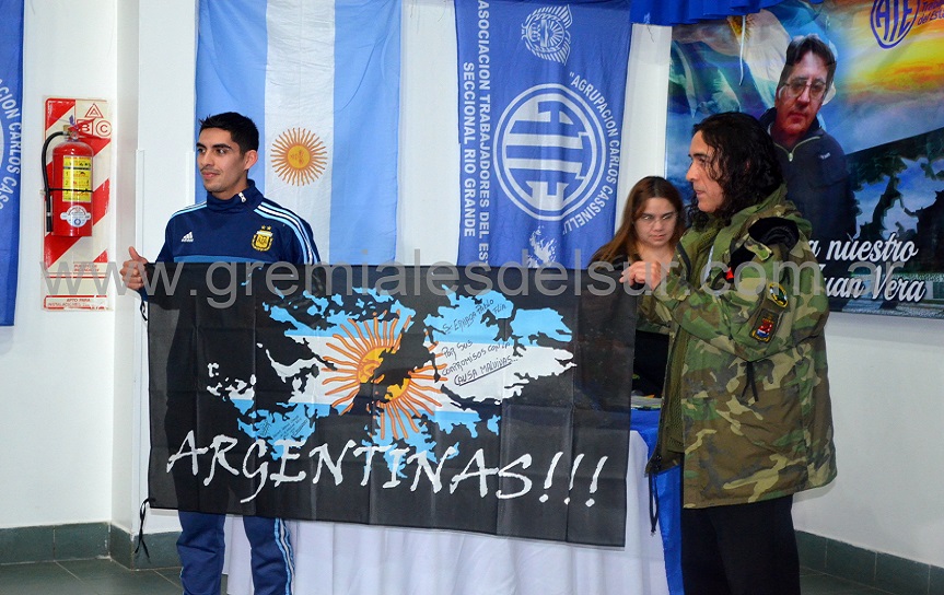 Horacio Chávez entregó una bandera de Malvinas a Pablo Ernaga, deportista de Río Grande.