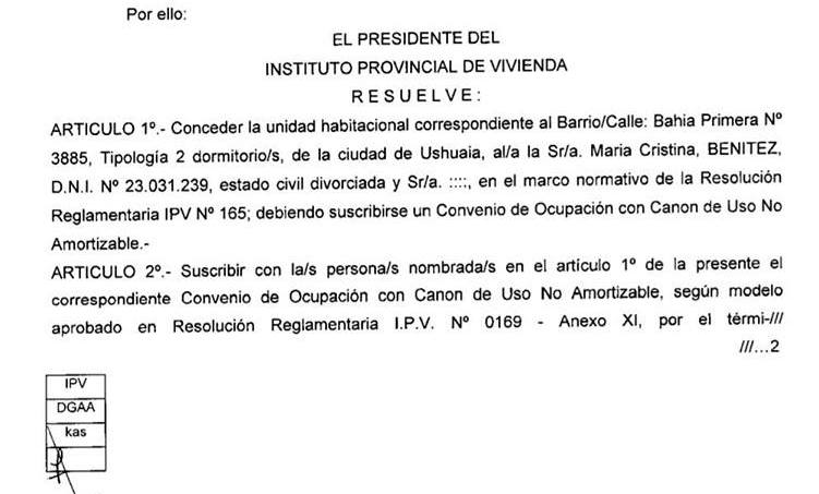 Resolución del IPV adjudicando una vivienda a la Directora de la Escuela N° 22 de Ushuaia.