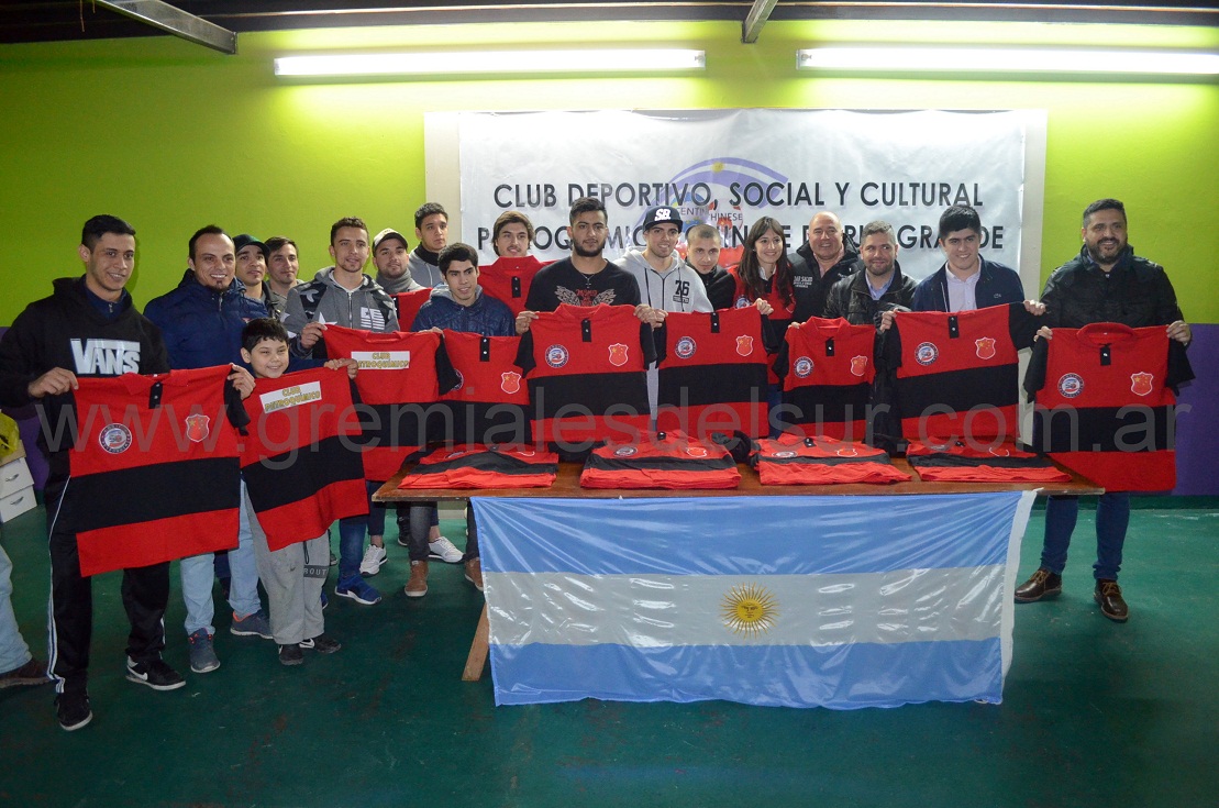 La Secretaría de Deportes de la provincia de Tierra del Fuego entregó 35 remeras deportivas para la totalidad del plantel de Primera División del Club Petroquímico Chinese de Río Grande.