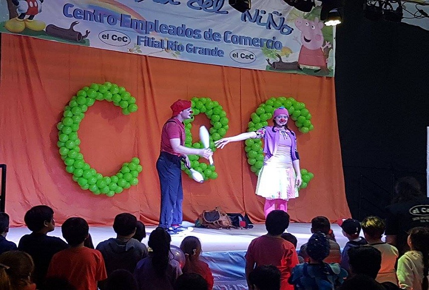 Malabaristas fueron parte del agasajo a los hijos de los afiliados al CEC. 