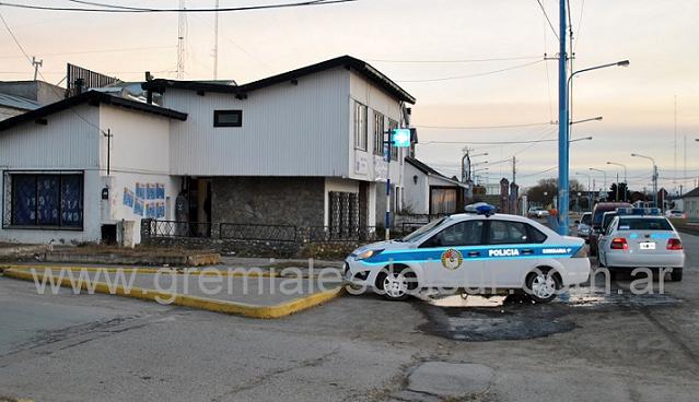 Dos móviles policiales llegaron a la sede del SUTEF provincial ante la denuncia por al rotura de un vidrio