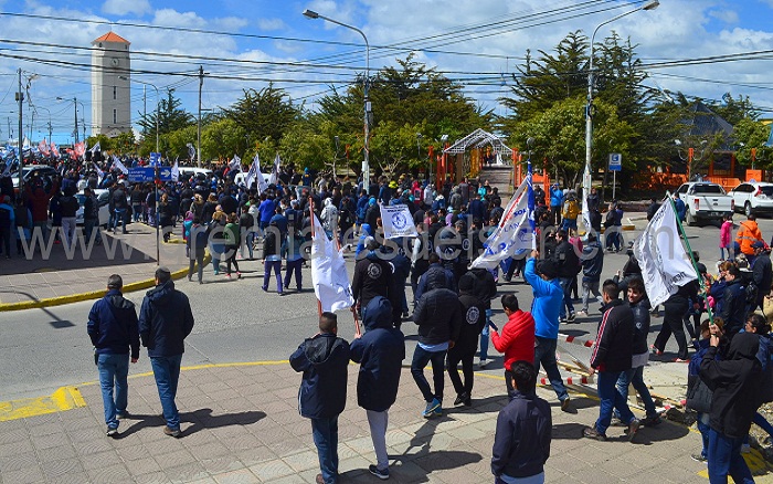 Cientos de trabajadores de Río Grande se movilizaron en rechazo a la reforma previsional.