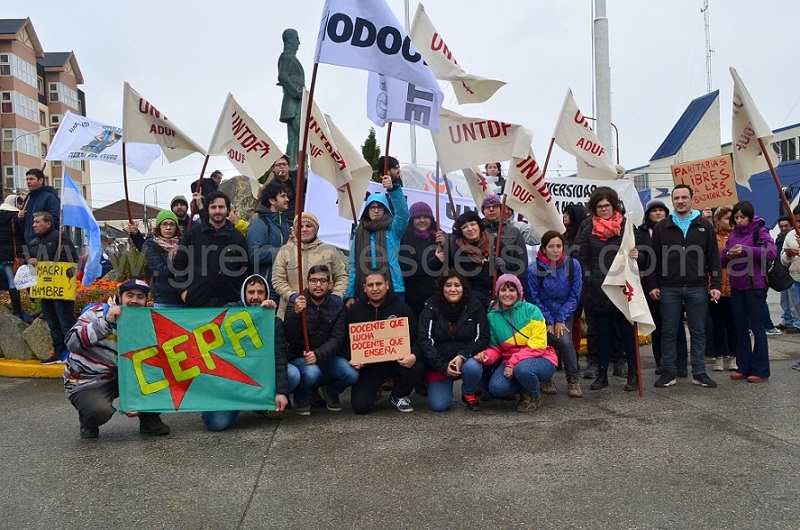 Estudiantes, docentes y no docentes de la UNTDF, en la marcha del 7 de marzo.