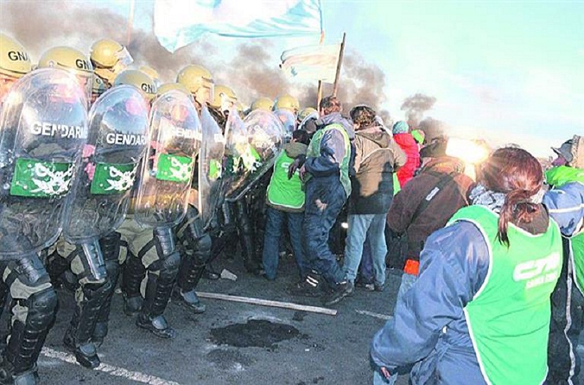 Estatales de Santa Cruz fueron reprimidos por la Gendarmería Nacional.