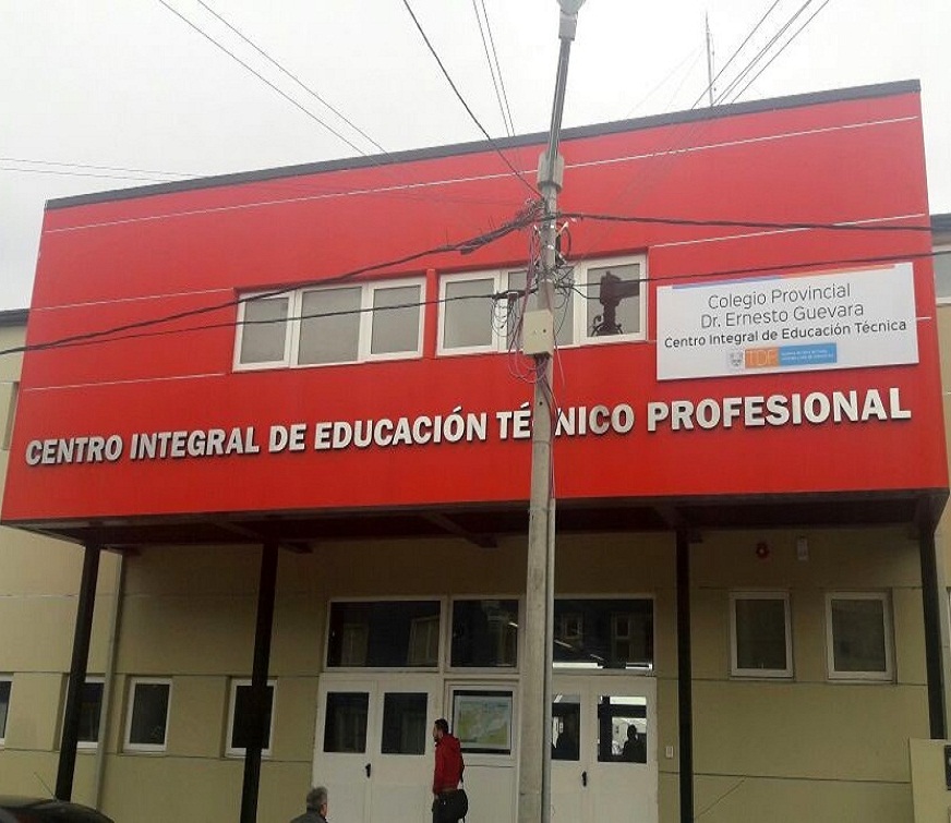 “Seguirán suspendidas las pre-horas y los talleres porque aún falta terminar de instalarlos”, informó el Equipo de Gestión del Colegio Guevara. 