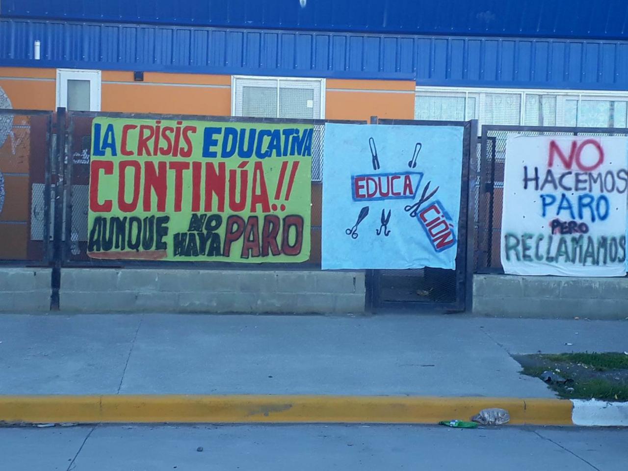 Docentes del Colegio N° 8 “Padre José Zink” de Río Grande, realizaron una jornada de protesta en la tarde del domingo. 