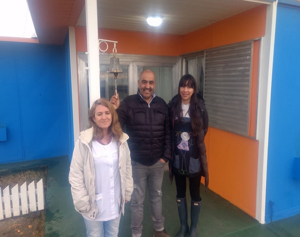 Fernando Pozo fue recibido por la Directora de la Escuela Rural Provincial N° 11 ‘Pioneros Fueguinos’, Blancanieves Torrecilla; y los integrantes del cuerpo docente escolar.
