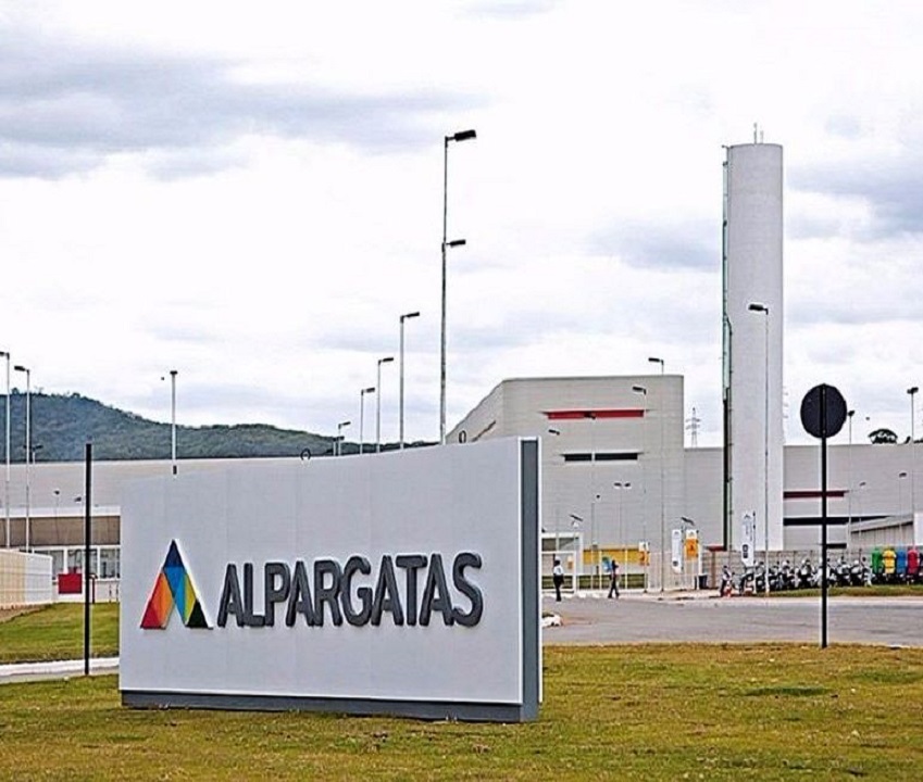 La firma contaba hasta el momento con siete plantas industriales: cuatro, destinadas al negocio textil en Corrientes, Buenos Aires, Catamarca y Chaco; y tres dedicadas al negocio de calzado en Tucumán, Catamarca y Santa Rosa.