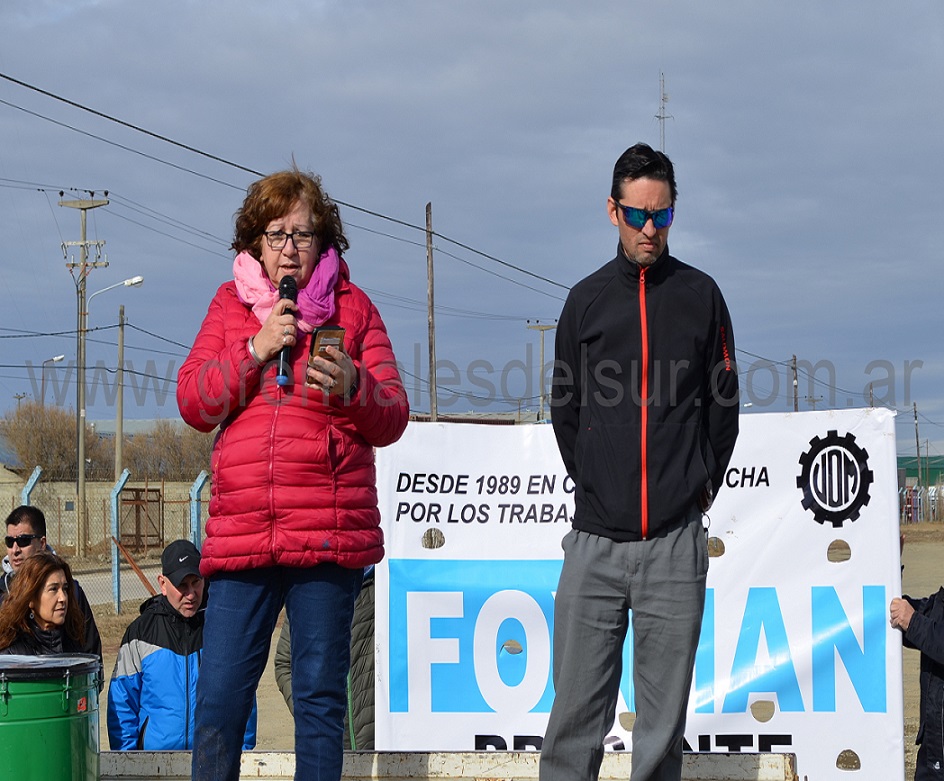 “Tenemos la esperanza que el dueño se apiade un poco de nosotros y del todo el daño que nos ha hecho y podamos llegar a un acuerdo”, dijo Stella Maidana, en la foto junto al Secretario Adjunto de la UOM Marcos Linares.   