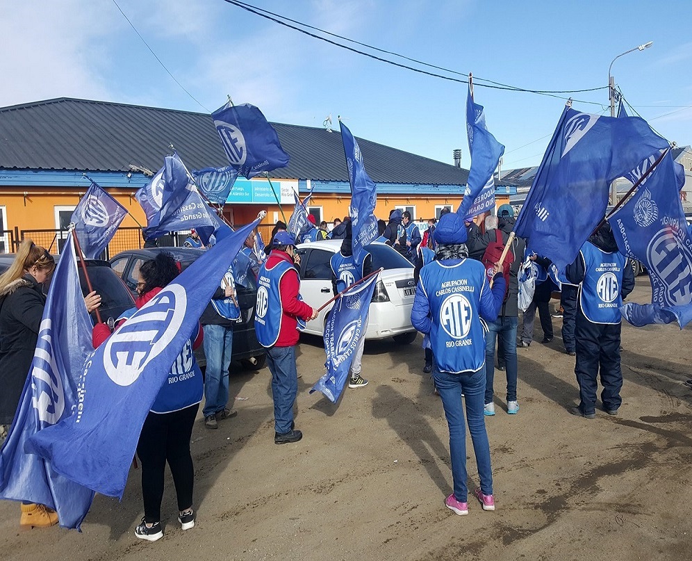 Desde ATE adelantaron que el inicio de la próxima semana los seguirá teniendo en la calle, dando continuidad a las manifestaciones públicas en dependencias del Gobierno provincial, en reclamo por aumento salarial.