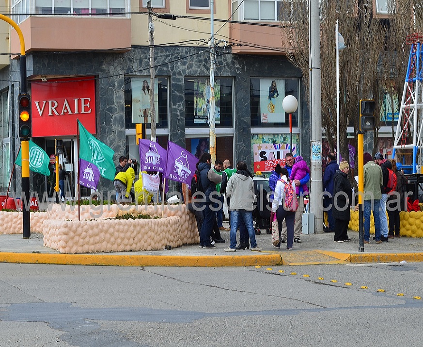 En Río Grade hubo volanteada en rechazo al presupuesto nacional 2019 que se trataba en el Congreso, y en rechazo al presupuesto provincial que aún no tiene fecha para inicio de su tratamiento.