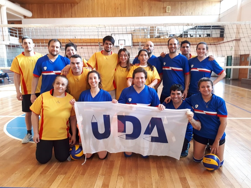 Colegio Soberanía Nacional y Colegio Guevara, equipos que jugaron por el tercer y cuarto puesto en el Torneo Relámpago de Vóley Mixto organizado por la UDA seccional Tierra del Fuego.