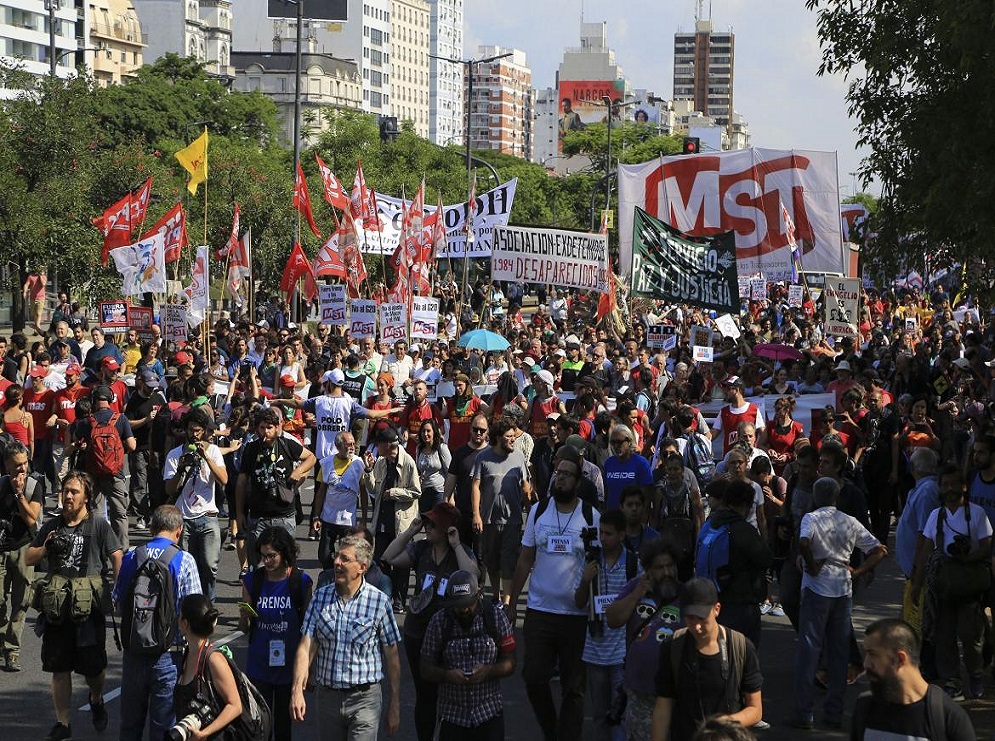 Al llegar al Congreso, las organizaciones leyeron un comunicado conjunto en contra del G20 y luego desconcentraron.