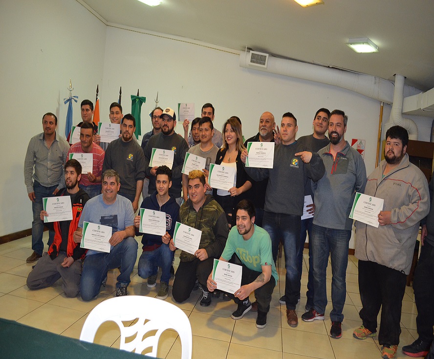 Se realizó la entrega de certificados a los asistentes a la Capacitación sobre Mecánica de Motos Nivel Inicial, con la certificación de la Gerencia de Empleo y Capacitación Laboral del Ministerio de Producción y Trabajo de la Nación.