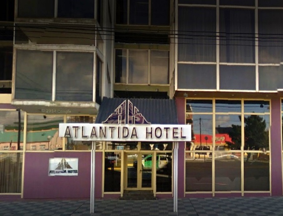 Los trabajadores se manifestaron frente al Hotel Atlántida, una de las empresas del Grupo APEX.   