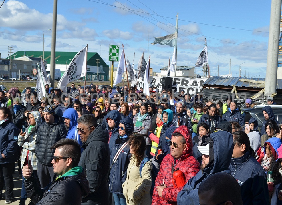 La grave crisis de la industria electrónica y autopartista de Río Grande deja como saldo a la fecha la cantidad de 4.112 trabajadores en actividad. En el año 2014, eran alrededor de 10.000 los operarios metalúrgicos. 