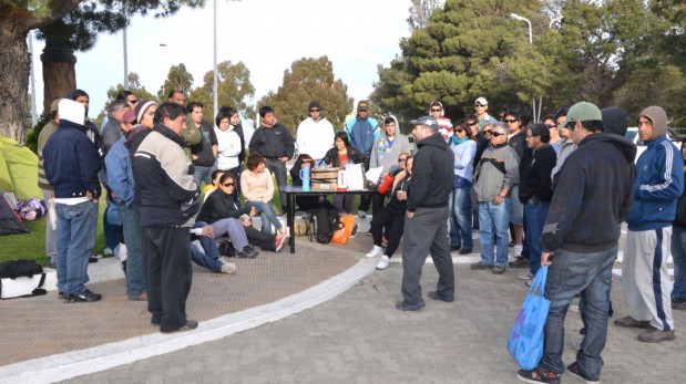 Continúa el reclamo de los ex ypefianos en Comodoro Rivadavia