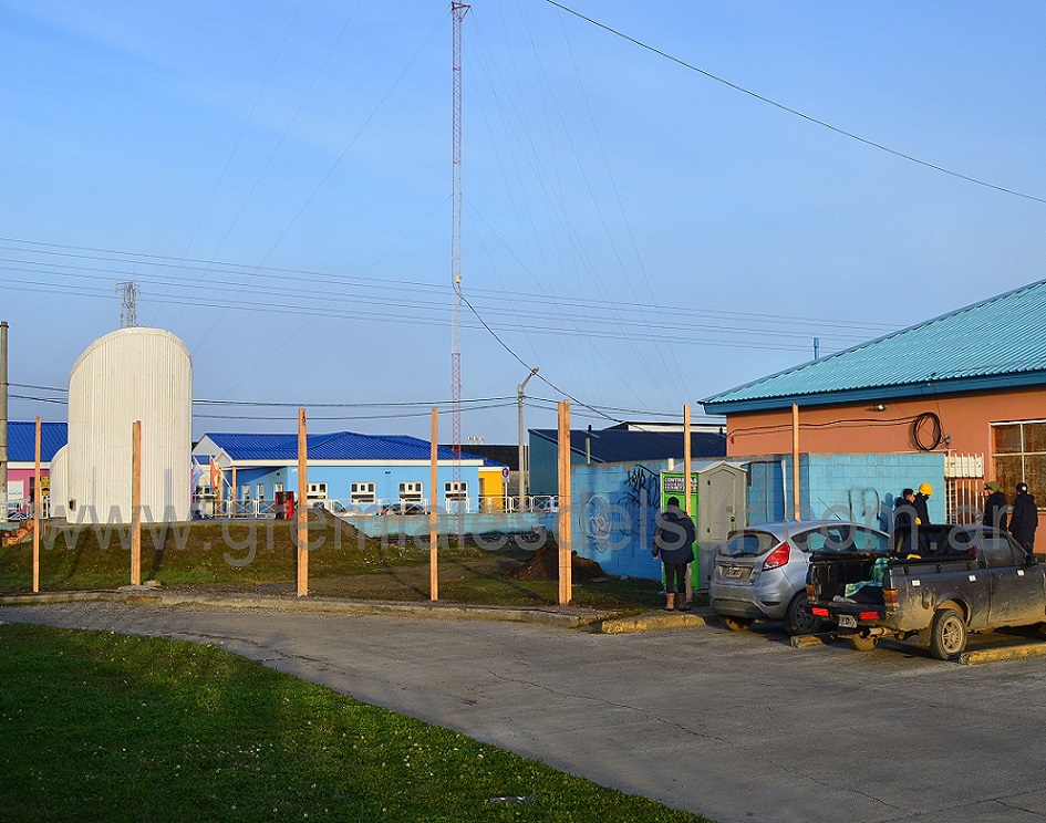 Imagen de la zona donde se encuentra la torre con la antena de la FM del CENT N° 35 de Río Grande, con la zona ya demarcada con postes y baño químico para el inicio de obra, pero sin carteles que identifiquen la misma.  