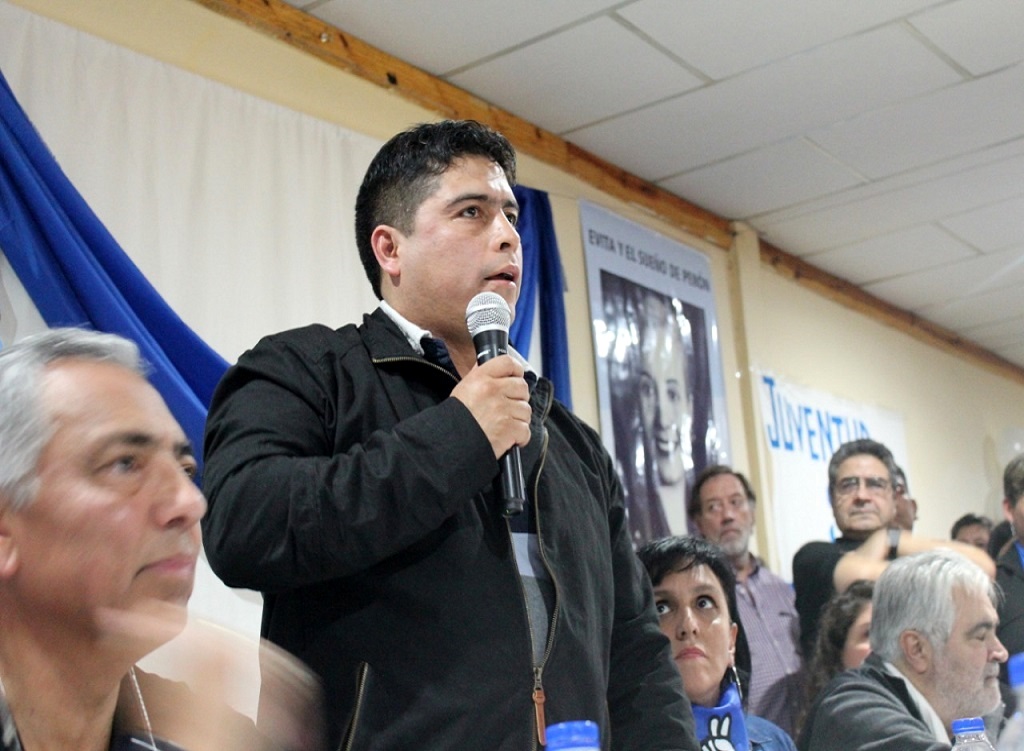 Cuando el jefe comunal de la villa turística expresó su intención de encabezar la fórmula, el dirigente gremial respondió que él también consideraba tener los méritos y capacidad suficiente para ocupar ese cargo.