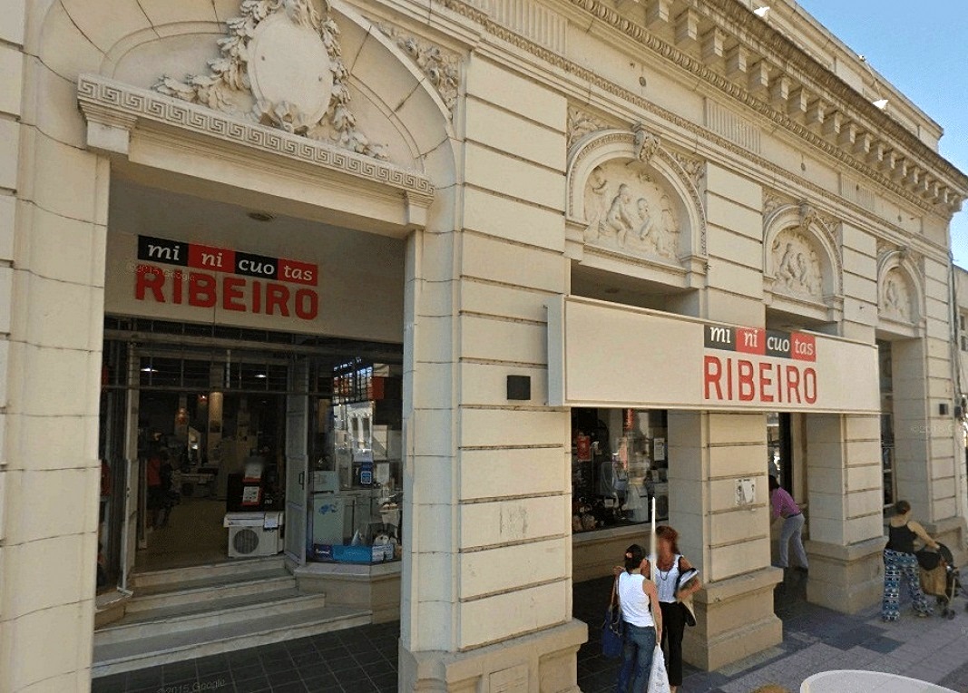 Ribeiro tiene más de 100 años de historia: nació en 1911 en la ciudad de Villa Mercedes, provincia de San Luis. Actualmente, la empresa cuenta con unos 1.550 empleados y 85 sucursales.