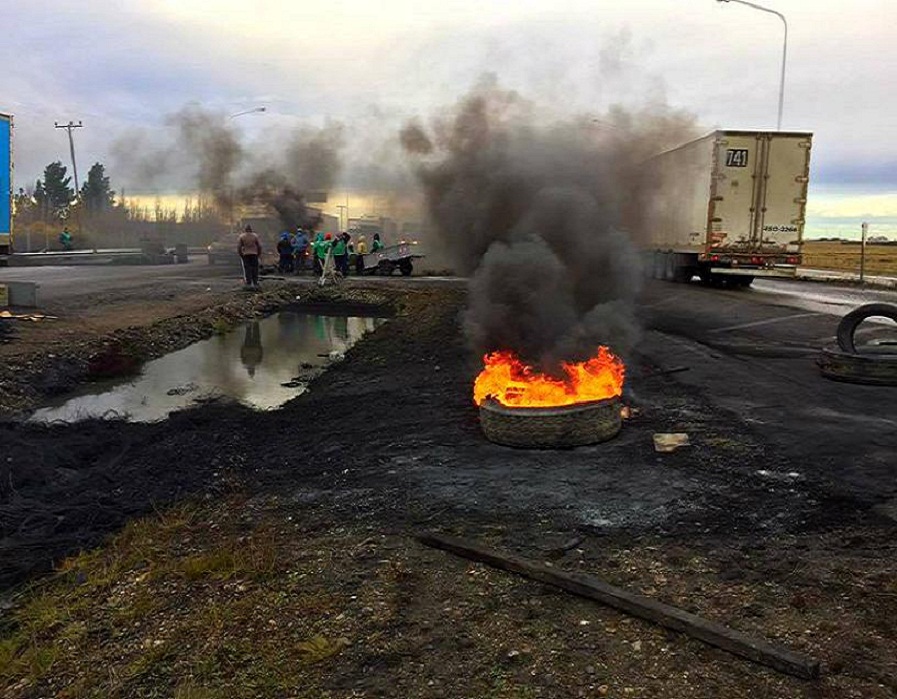 La represión fue ordenada por el Juzgado Federal de Primera Instancia 1 de Río Gallegos, a cargo del subrogante Aldo Suárez. Los trabajadores, hombres y mujeres en total desprotección fueron brutalmente golpeados y reprimidos.
