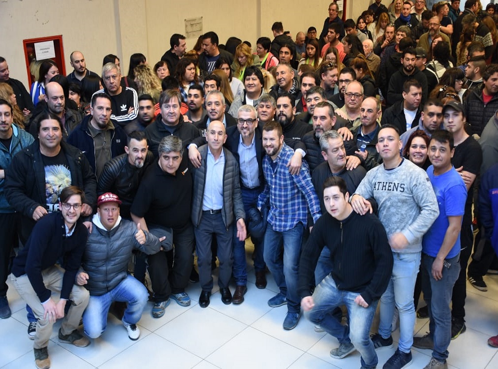 “Incluiste a un trabajador muestro, en el caso de David Klappenbach, y quedó demostrado que nosotros aquí, en Comodoro Rivadavia, en la provincia del Chubut; primero somos gente de trabajo, honesta”, señaló Llugdar dirigiéndose a Martín Buzzi.