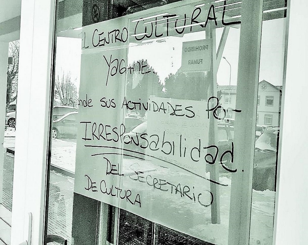 Uno de los carteles indica que las actividades en el Centro Cultural Yaganes de Río Grande están suspendidas por “irresponsabilidad del Secretario de Cultura”. 