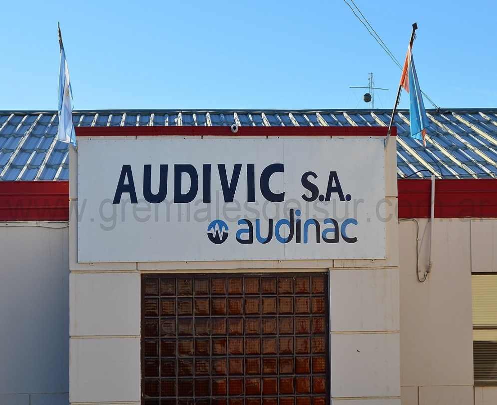 “Decidimos conformar esta nueva cooperativa, que se llama Cooperativa de Trabajo Tierra del Fuego AUDIVIC Río Grande Ltda”, señalaron ron los trabajadores Stella Maidana y Marcelo Molina.