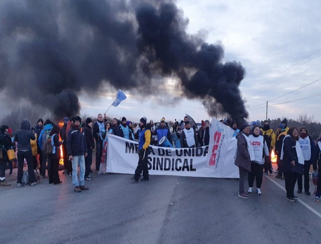 Los manifestantes están apostados sobre Ruta 25, a pocos metros del a rotonda de los lobos y sobre el acceso a la ciudad, sobre Ruta 7.