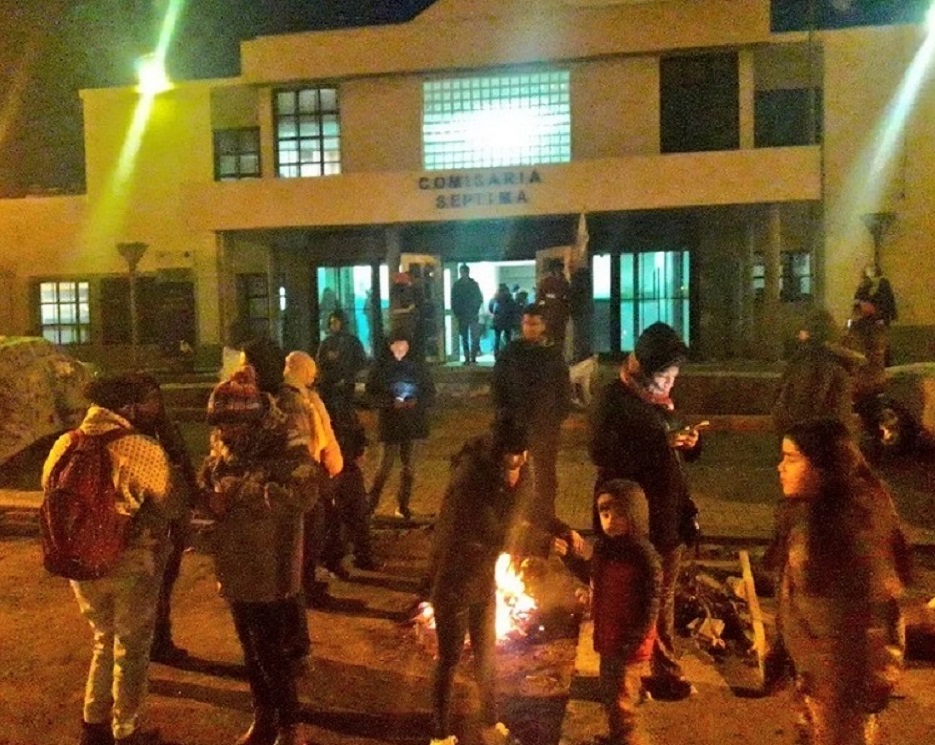 “Manifestamos nuestra solidaridad con los reclamos de las y los docentes chubutenses; a la vez que exigimos la inmediata liberación de  Daniel Murphy y Magalí Stoyanoff”, señala el comunicado de la CONADU Histórica. 