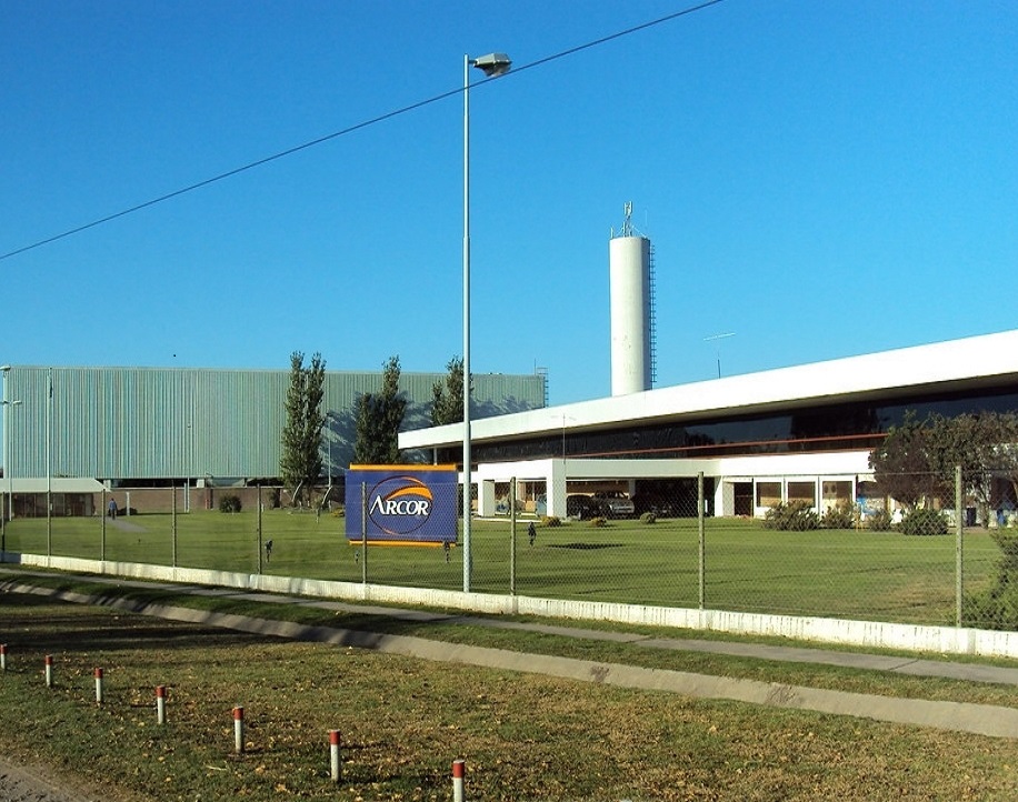 La firma ya había adelantado vacaciones en Bagley, planta ubicada en San Luis con 1.300 operarios, y esta misma semana detuvo la producción por tercera vez en el año en sus instalaciones de Arroyito, provincia de Córdoba.