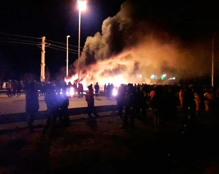 “Tal como ya ocurrió en Santa Cruz, y en el 2016 en Tierra del Fuego en Planta Orión, los Gobernadores y Gobernadoras del ajuste, utilizan sindicatos amigos para atacar a manifestantes”, señala el documento de SUTEF y la CTA Autónoma. 
