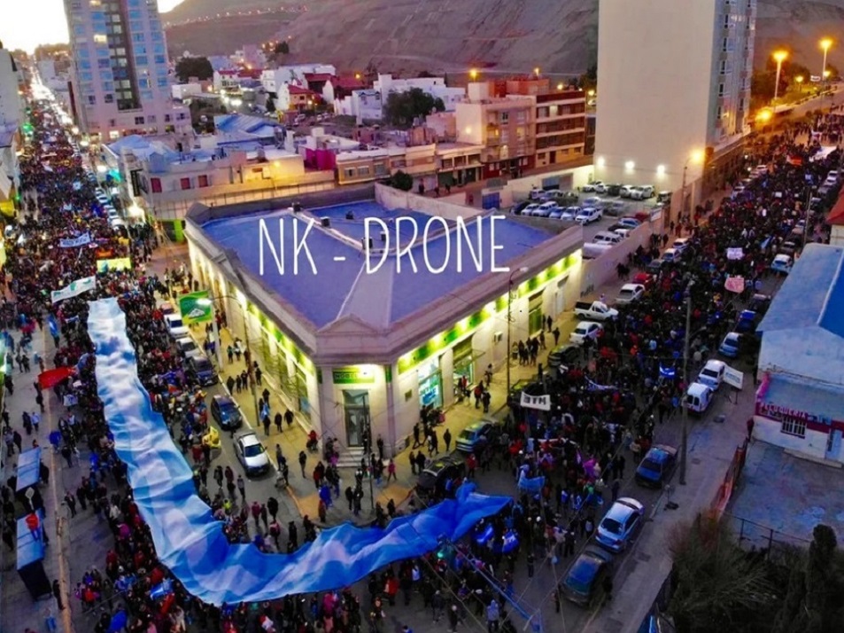 Cientos de personas, entre vecinos e integrantes de organizaciones sindicales y sociales se acercaron espontáneamente para repudiar la agresión que sufrieron los docentes. Foto: adnsur.com.ar 