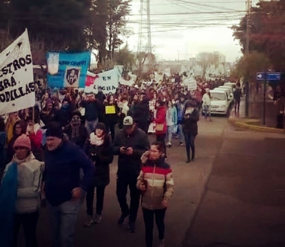 “Ayer en Comodoro les salió el tiro por la culata, porque toda la comunidad salió a la calle a repudiar a estos actores políticos que mandan a patotas a reprimir a maestras”, dijo la dirigente de ATECh Marcela Capón.