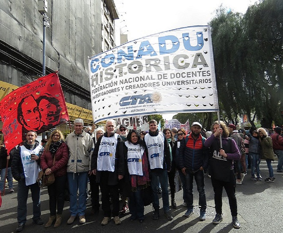 El Plenario de CONADU Histórica también convocó a una Jornada Nacional de Lucha para la semana del 16 del presente mes, a coordinar con el resto de los sectores sociales y sindicales.