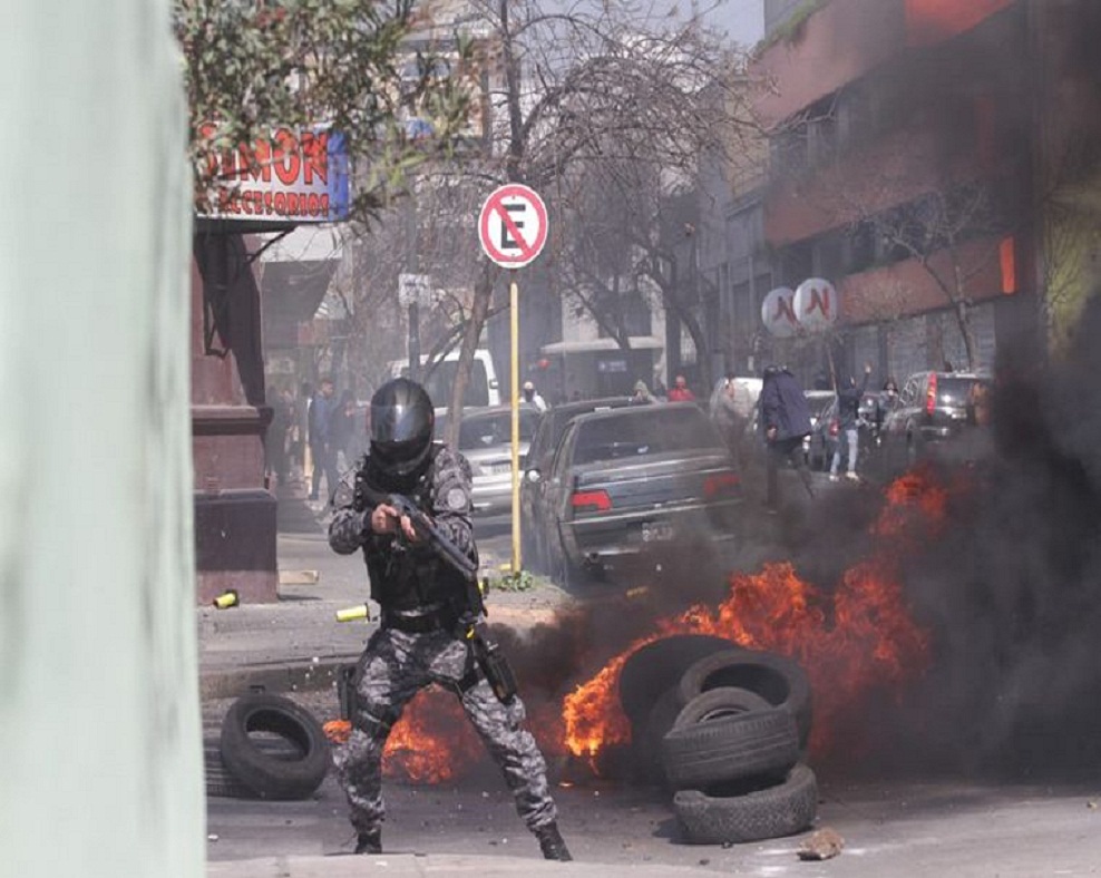 “Fuimos a entregar un petitorio y la policía comenzó a agredirnos, yo personalmente he recibido balazos de goma”, dijo a Canal 12 Gabriel Suárez, Secretario General de Luz y Fuerza. Fotos: cadena3.com. 