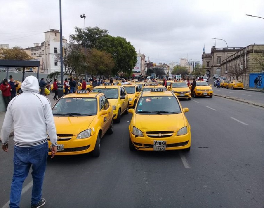 Taxistas y remiseros de Córdoba anunciaron el levantamiento de la medida de fuerza aunque los choferes se mantienen en alerta.