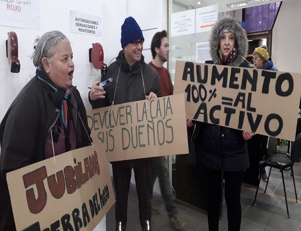 “Más allá de lo dicho por la Presidenta en la reunión realizada en Buenos Aires, el recorte a las prestaciones sigue vigente. Por eso reclamamos la derogación lisa y llana de la circular”, indicaron los jubilados.