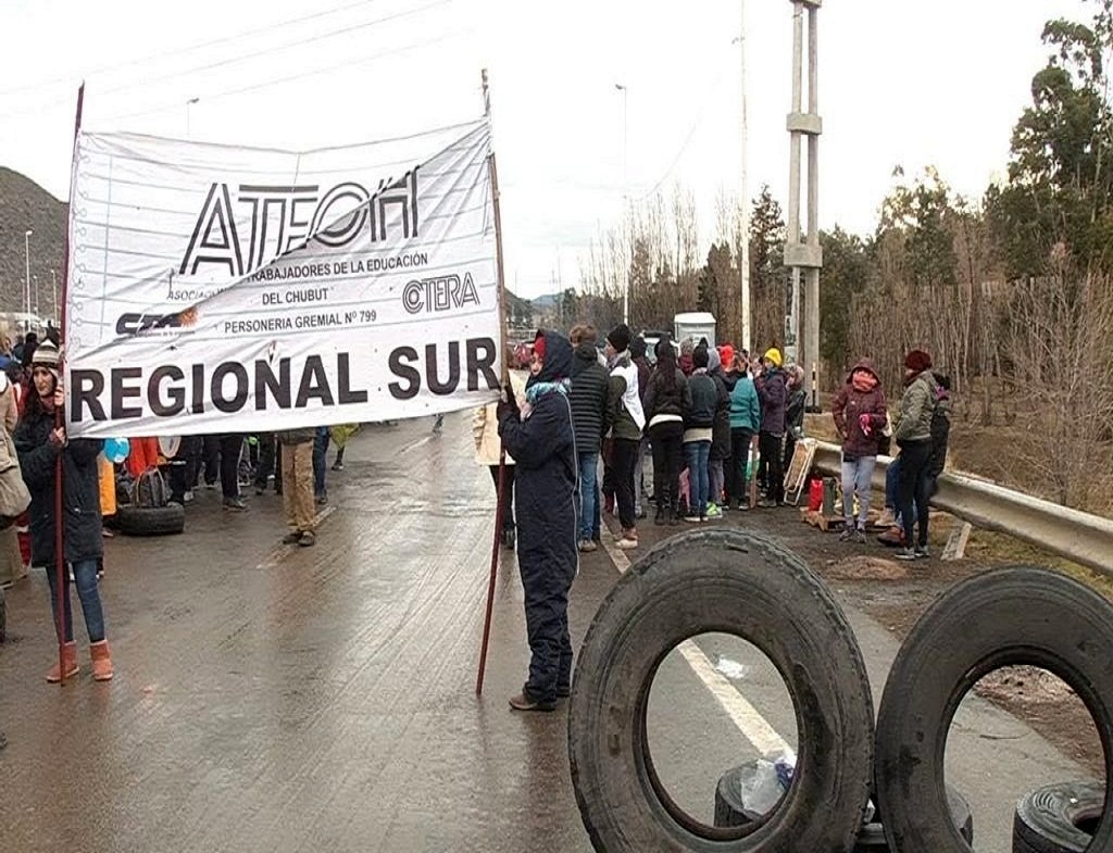 Los docentes se concentrarán este miércoles por la mañana -aunque no especificaron horario- unos kilómetros al norte de la rotonda de rutas 3 y 26, hacia donde se dirigirán en caravana.