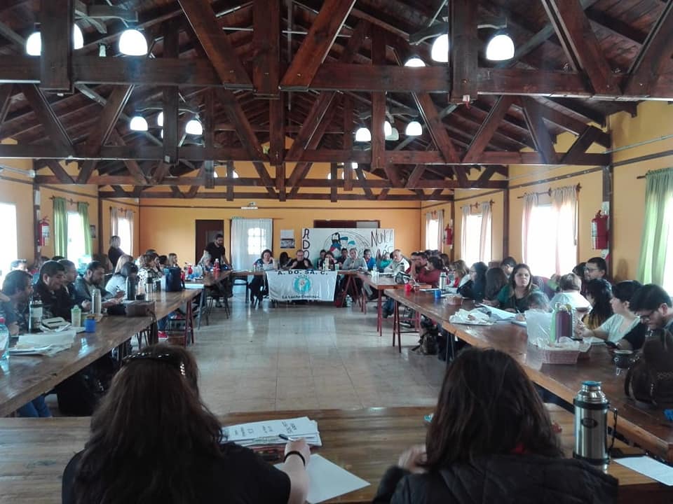 El Congreso Extraordinario Provincial de ADOSAC que se realizó en Los Antiguos, resolvió realizar un paro y movilización este jueves 7 de noviembre y los días miércoles 13 y jueves 14.