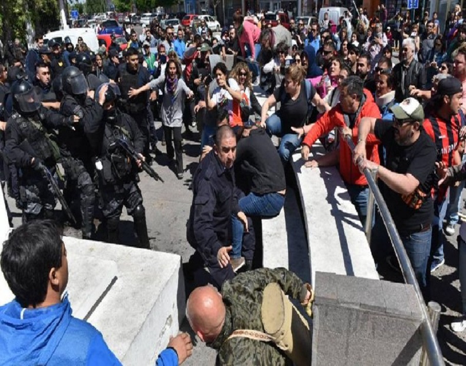 La tensión fue tanta en el ambiente, que un grupo de estatales tiro las vallas que rodean Fontana 50 y la Policía reprimió con balas de goma y gases lacrimógenos. Foto: elpatagonico.com. 