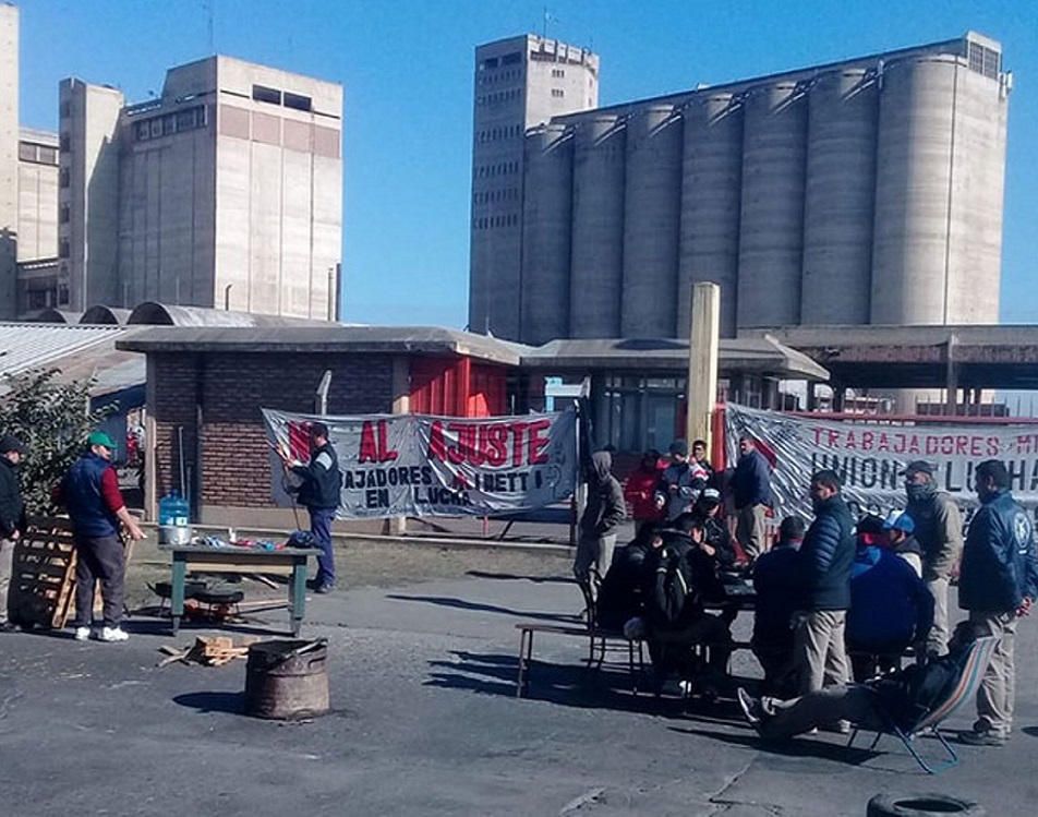 La Unión Obrera Molinera Argentina rechazó la decisión con una protesta en la esquina de las avenidas Vélez Sársfield y Circunvalación, ya que desde el jueves los trabajadores empezaron a recibir telegramas de despido.