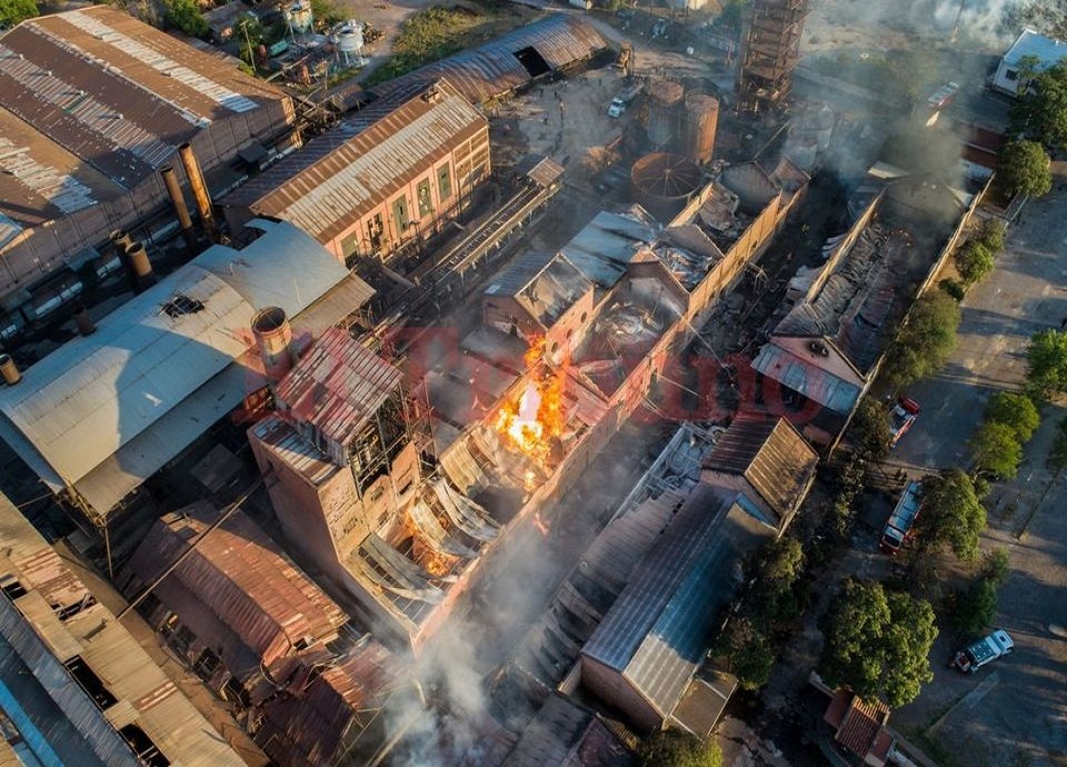 El fuego estalló cerca de las 16.30 por causas que se investigan, y fue combatido inicialmente por al menos 8 dotaciones de bomberos y la Brigada de Incendios Forestales. Los vecinos reportaron fuertes explosiones.