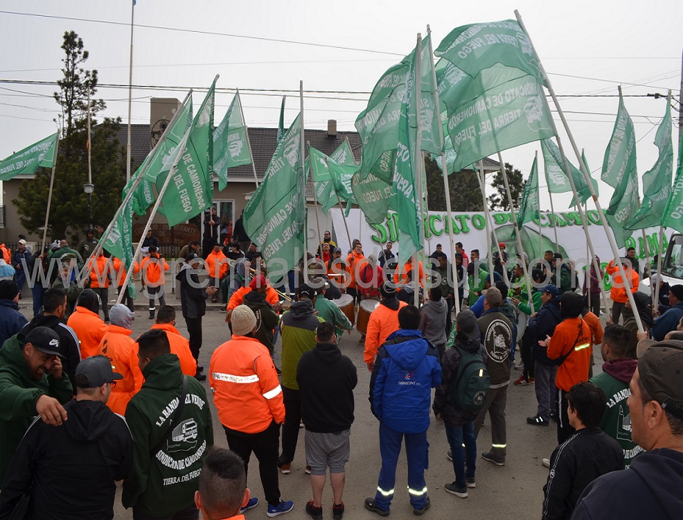 Camioneros se manifestó frente al Concejo Deliberante de Río Grande. 