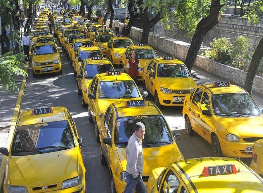 Los choferes de taxis de la Terminal de Ómnibus de la ciudad de Córdoba realizaron asambleas este martes desde las 10 por un reclamo salarial 